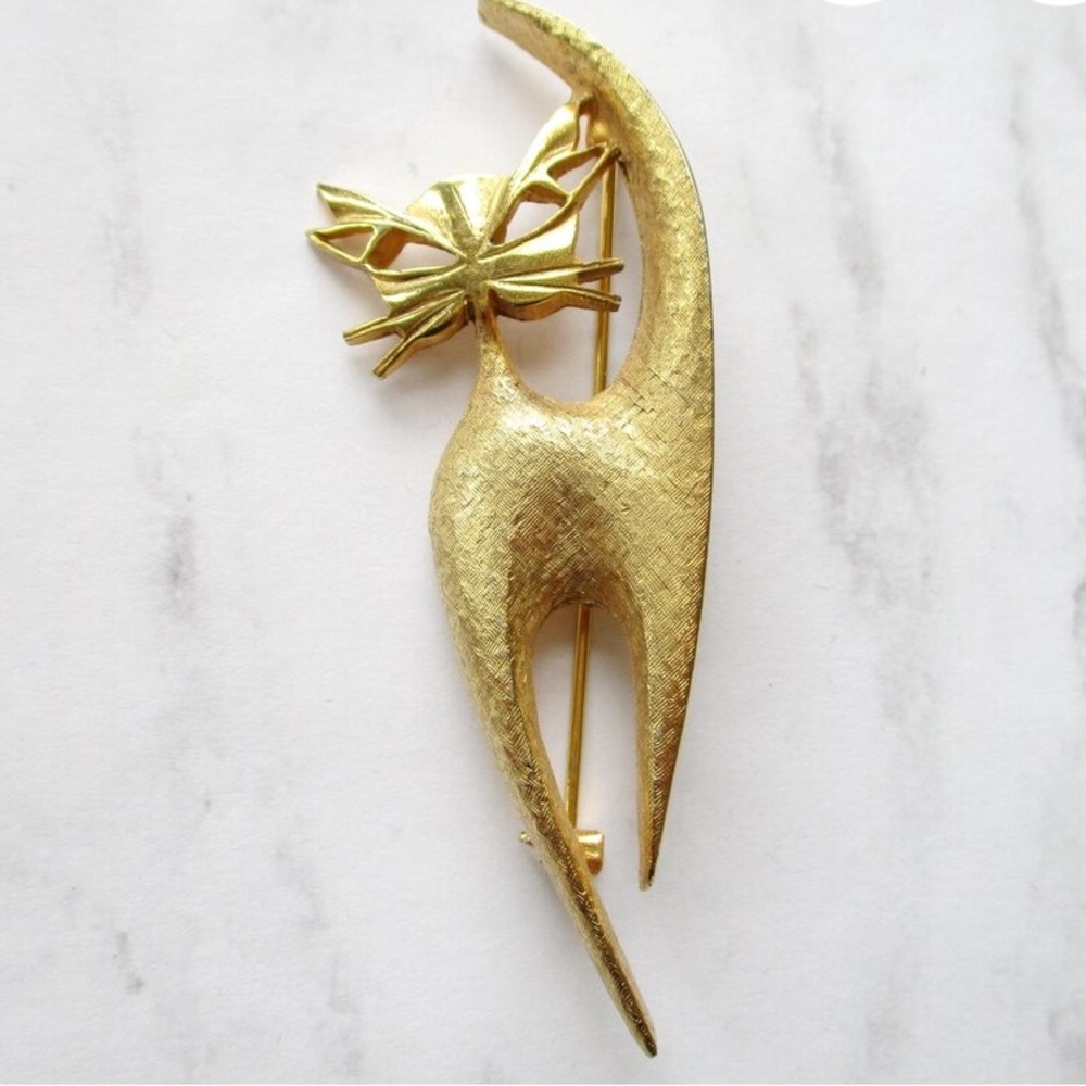 The‎ Handcrafter Cat Gold Tone Vintage Lapel Pin Modernist Kitty Signed Brooch